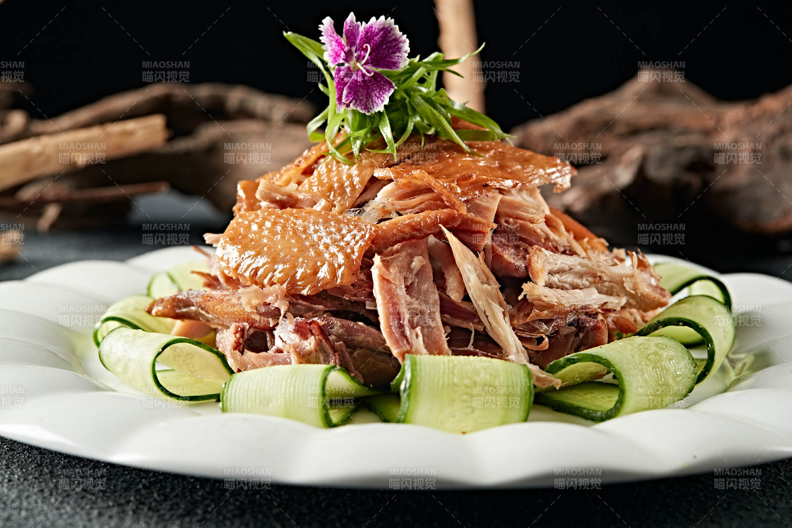 卤味传统手撕熏鸡图片