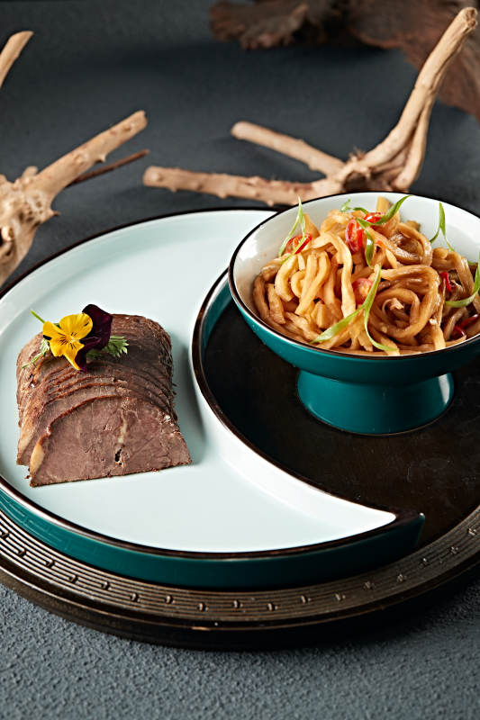 五香酱牛腱切片配腌渍芥菜条图片