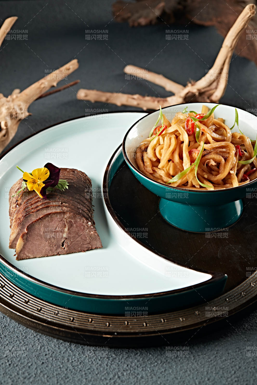 五香酱牛腱切片配腌渍芥菜条图片