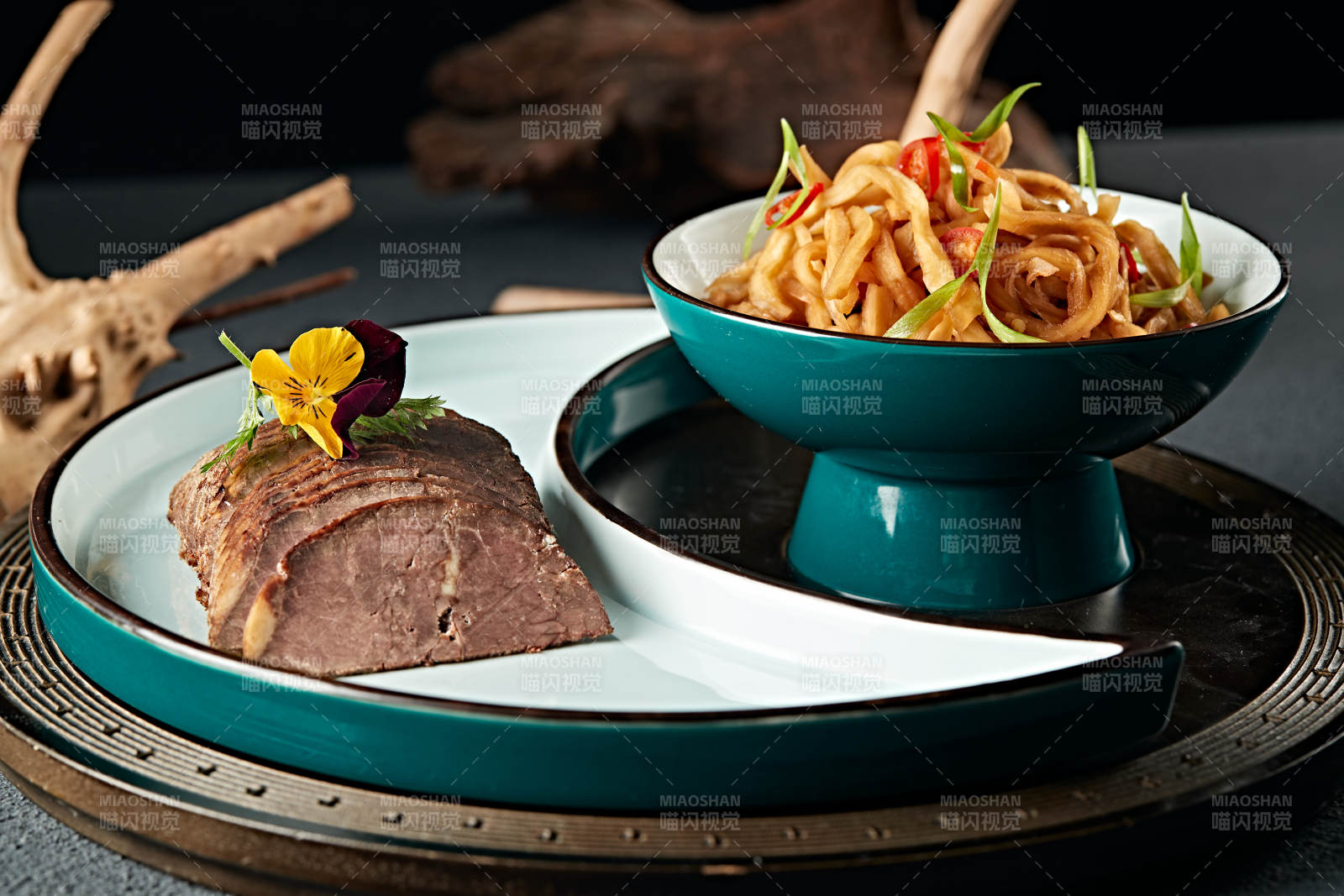 五香酱牛腱切片配腌渍芥菜条图片