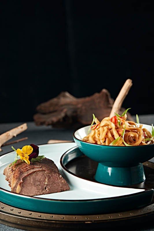 五香酱牛腱切片配腌渍芥菜条图片