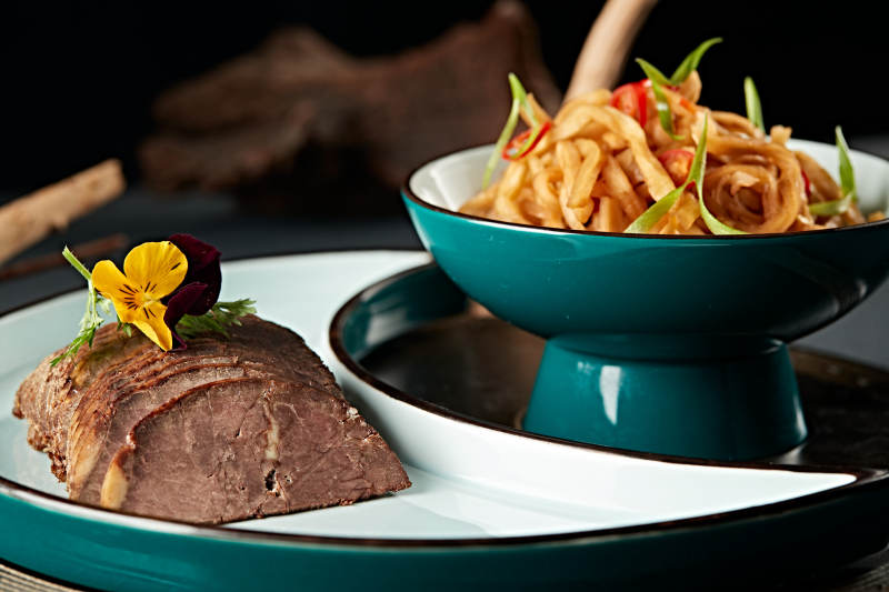 五香酱牛腱切片配腌渍芥菜条图片