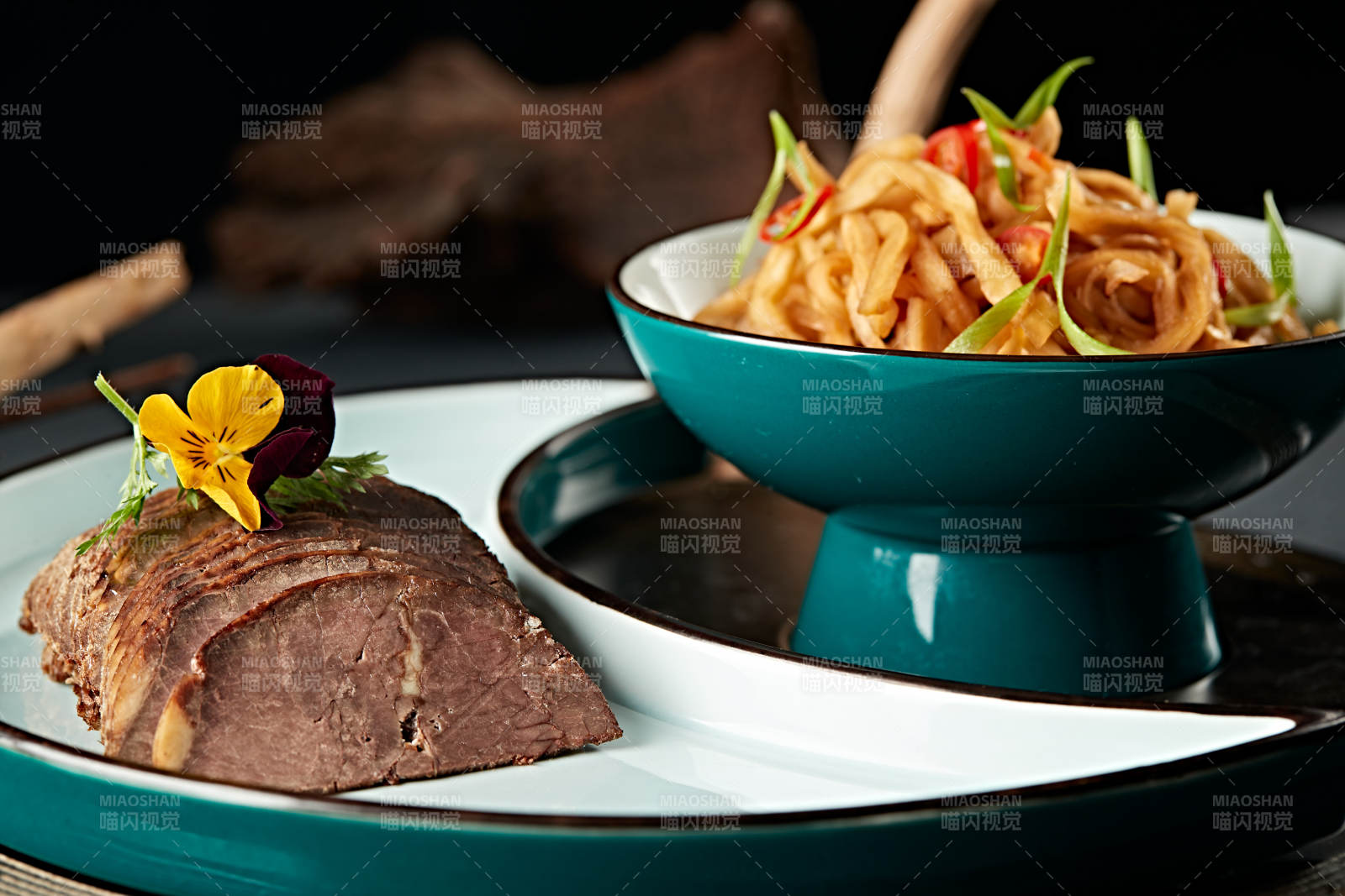 五香酱牛腱切片配腌渍芥菜条图片