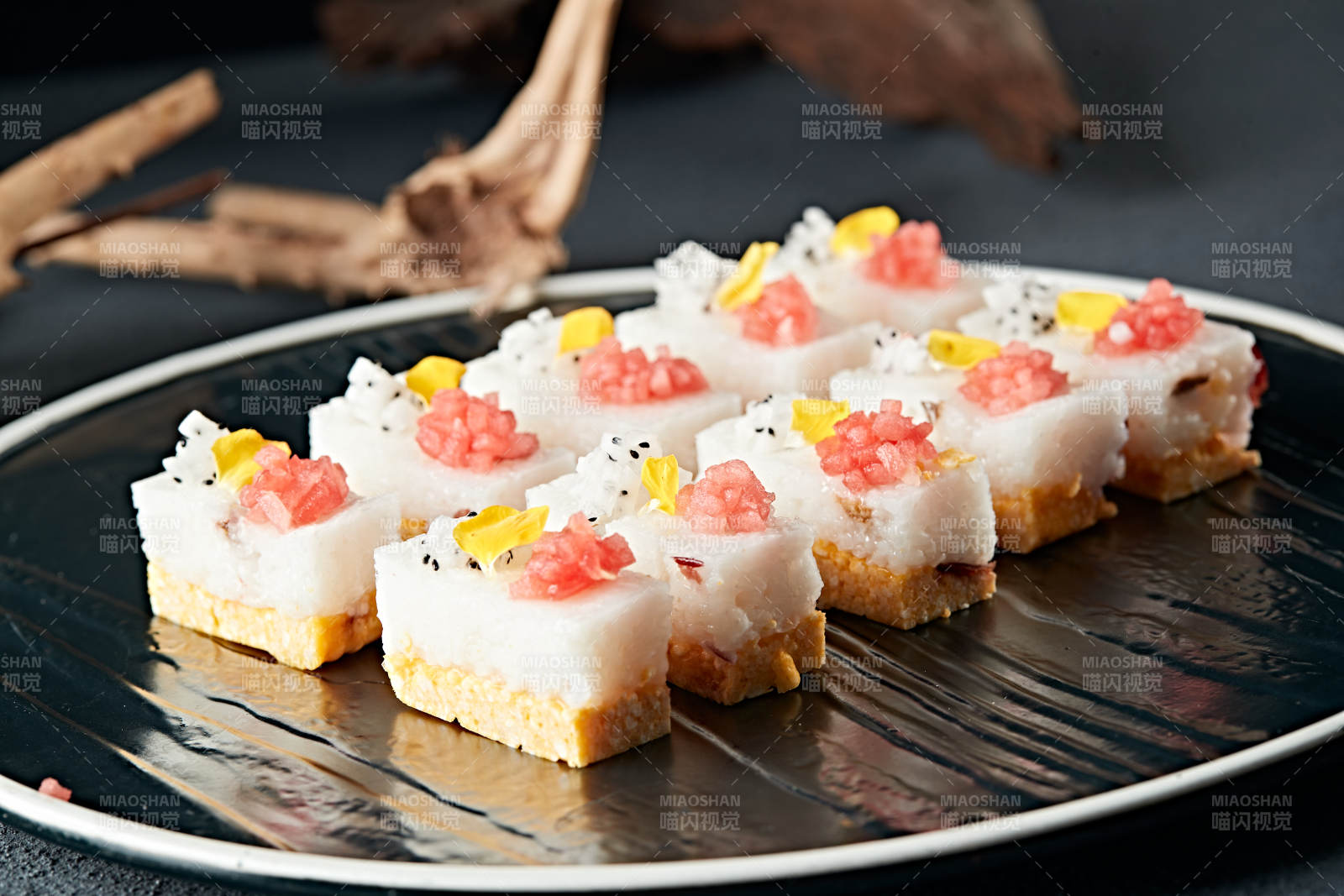 水果粒点缀的双色黍米糯糕图片