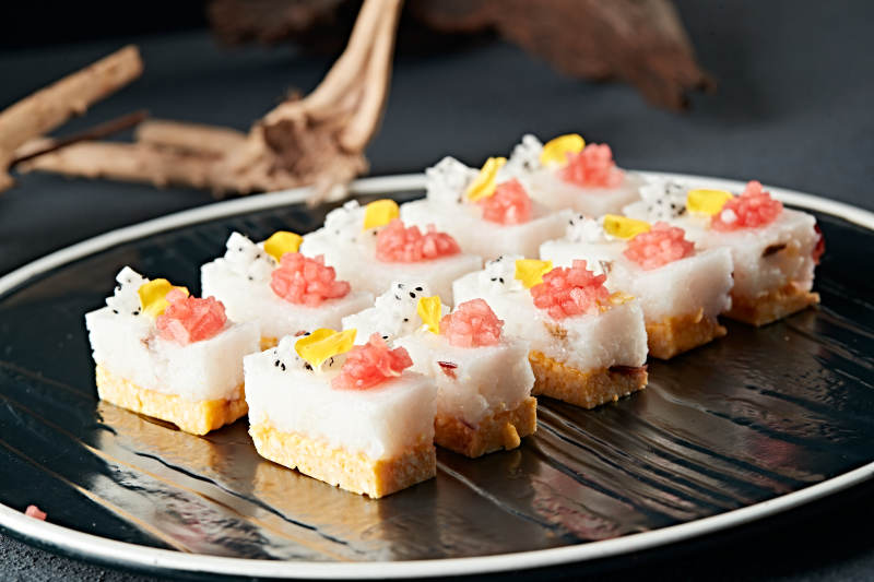 水果粒点缀的双色黍米糯糕图片