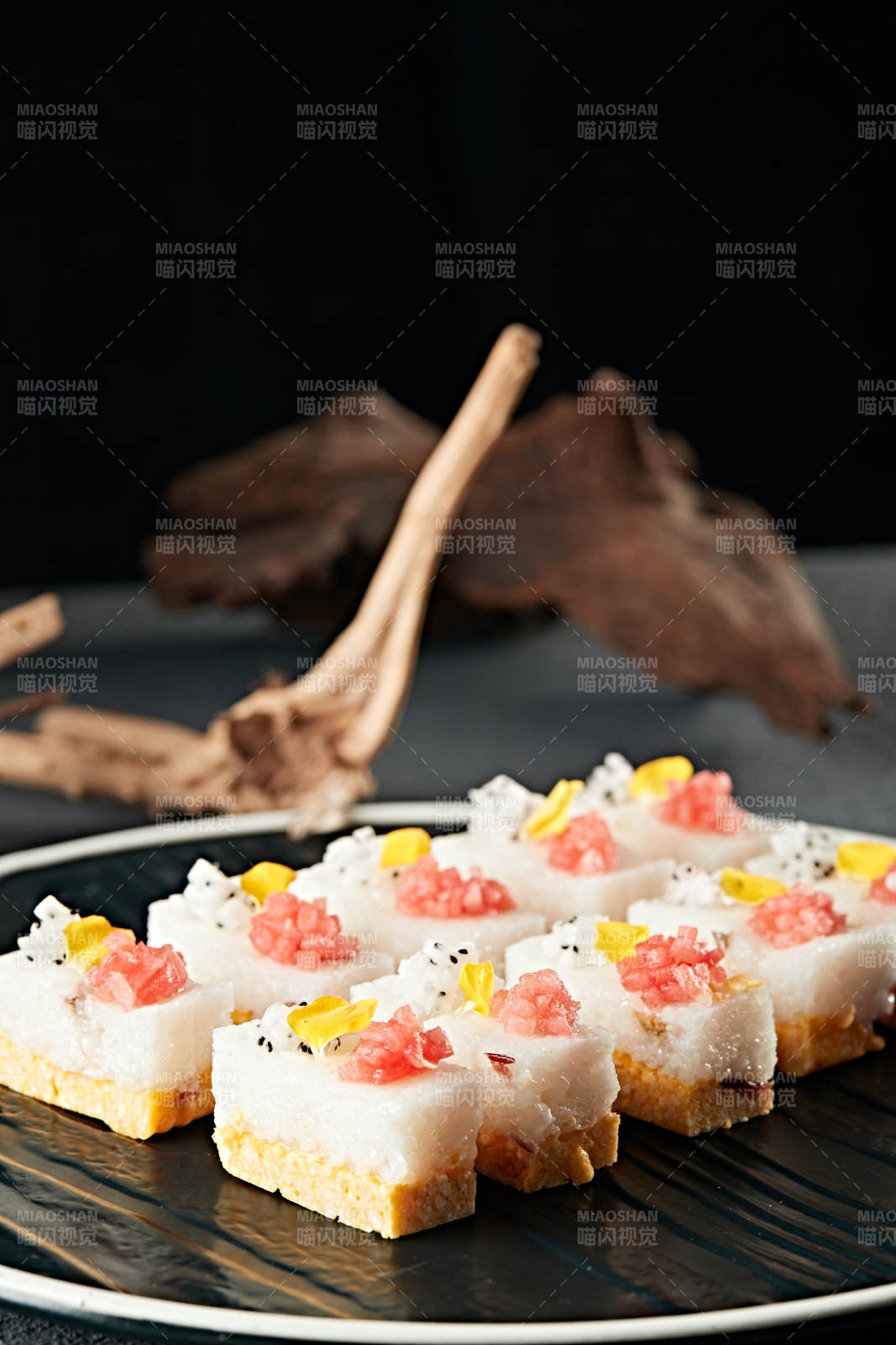 水果粒点缀的双色黍米糯糕图片