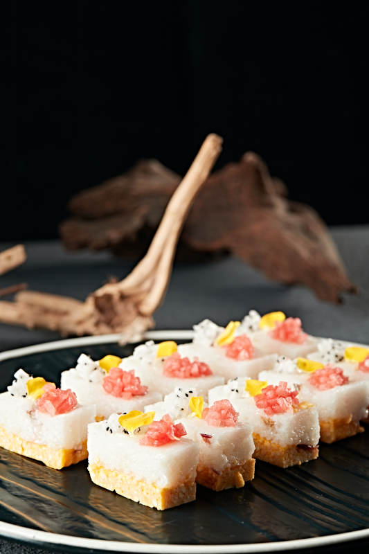 水果粒点缀的双色黍米糯糕图片