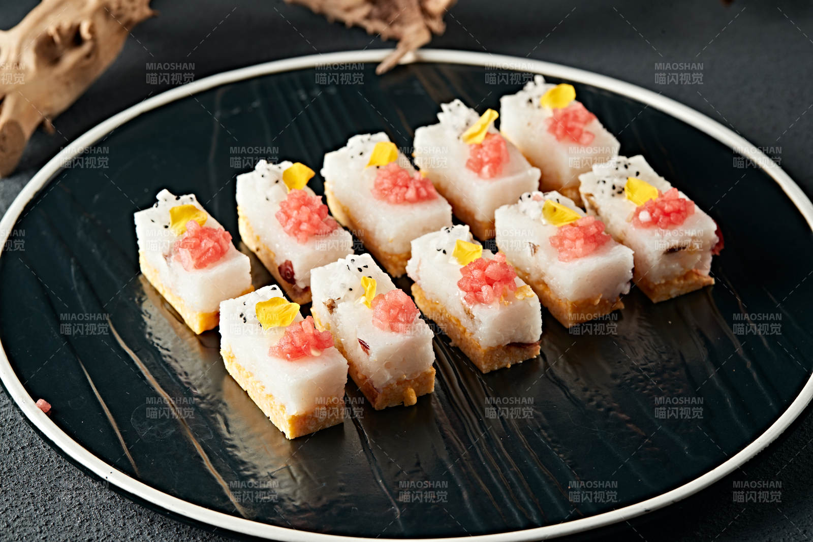 水果粒点缀的双色黍米糯糕图片