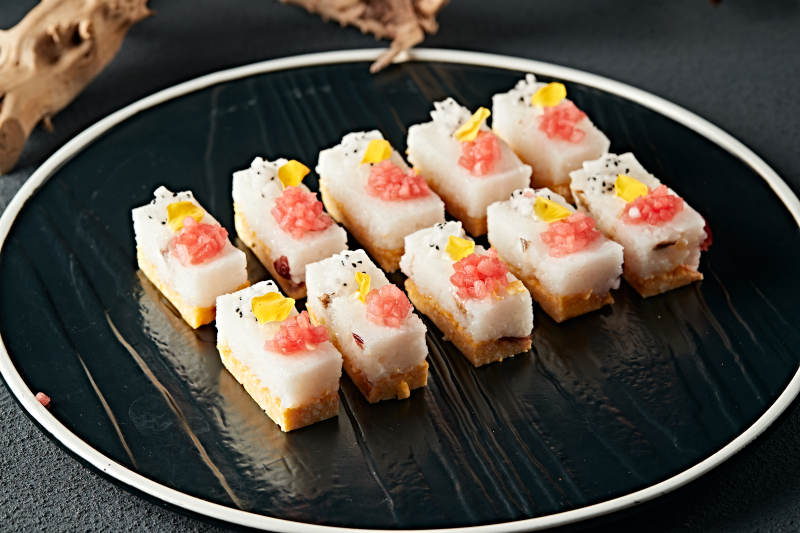 水果粒点缀的双色黍米糯糕图片