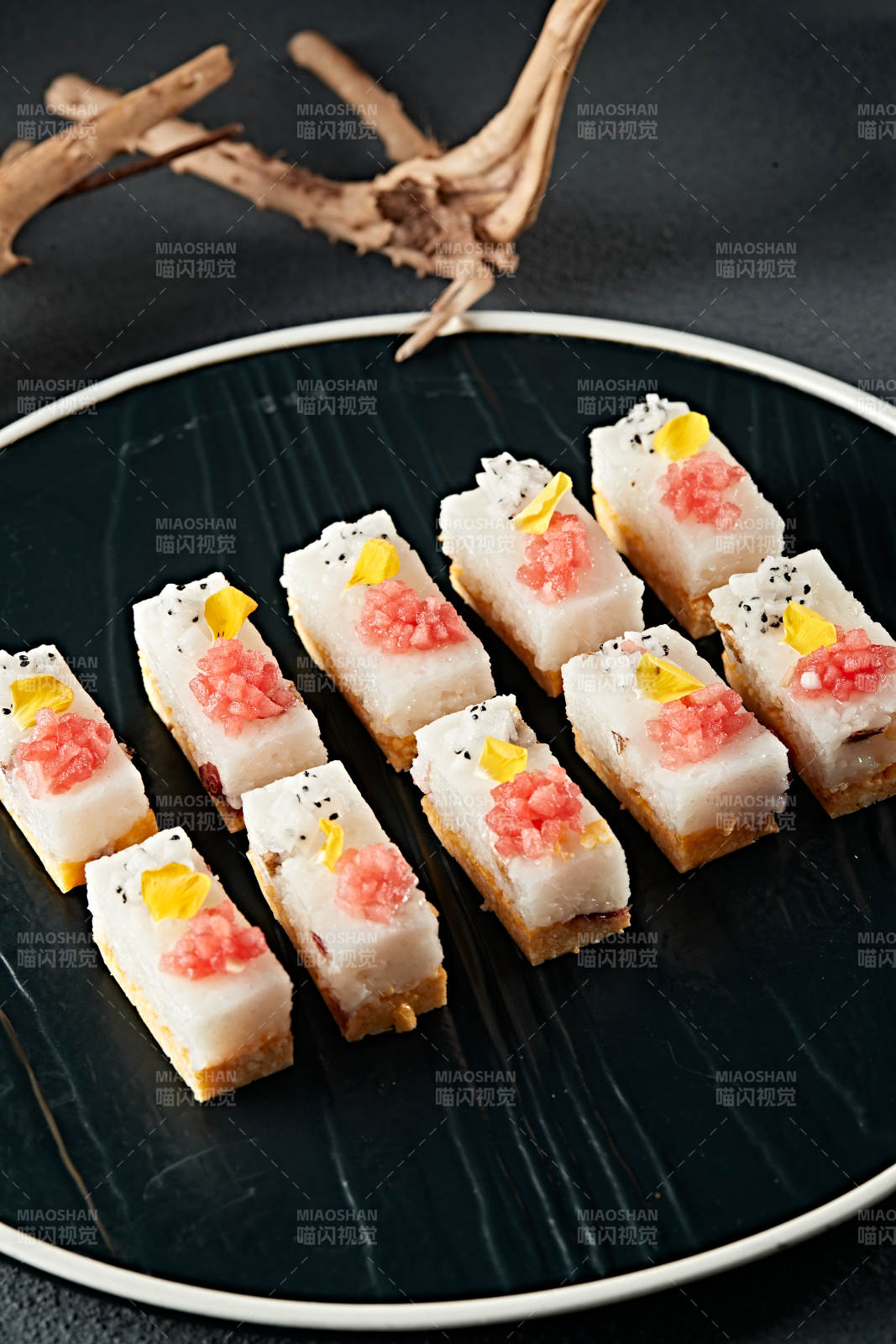 水果粒点缀的双色黍米糯糕图片