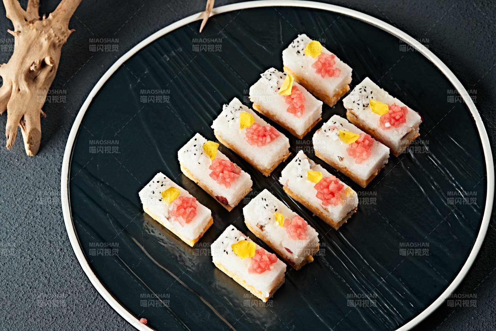 水果粒点缀的双色黍米糯糕图片