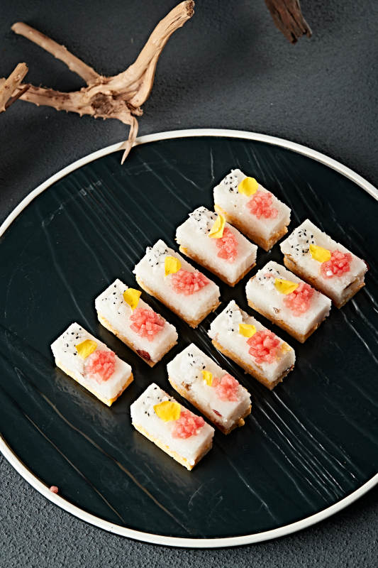 水果粒点缀的双色黍米糯糕图片