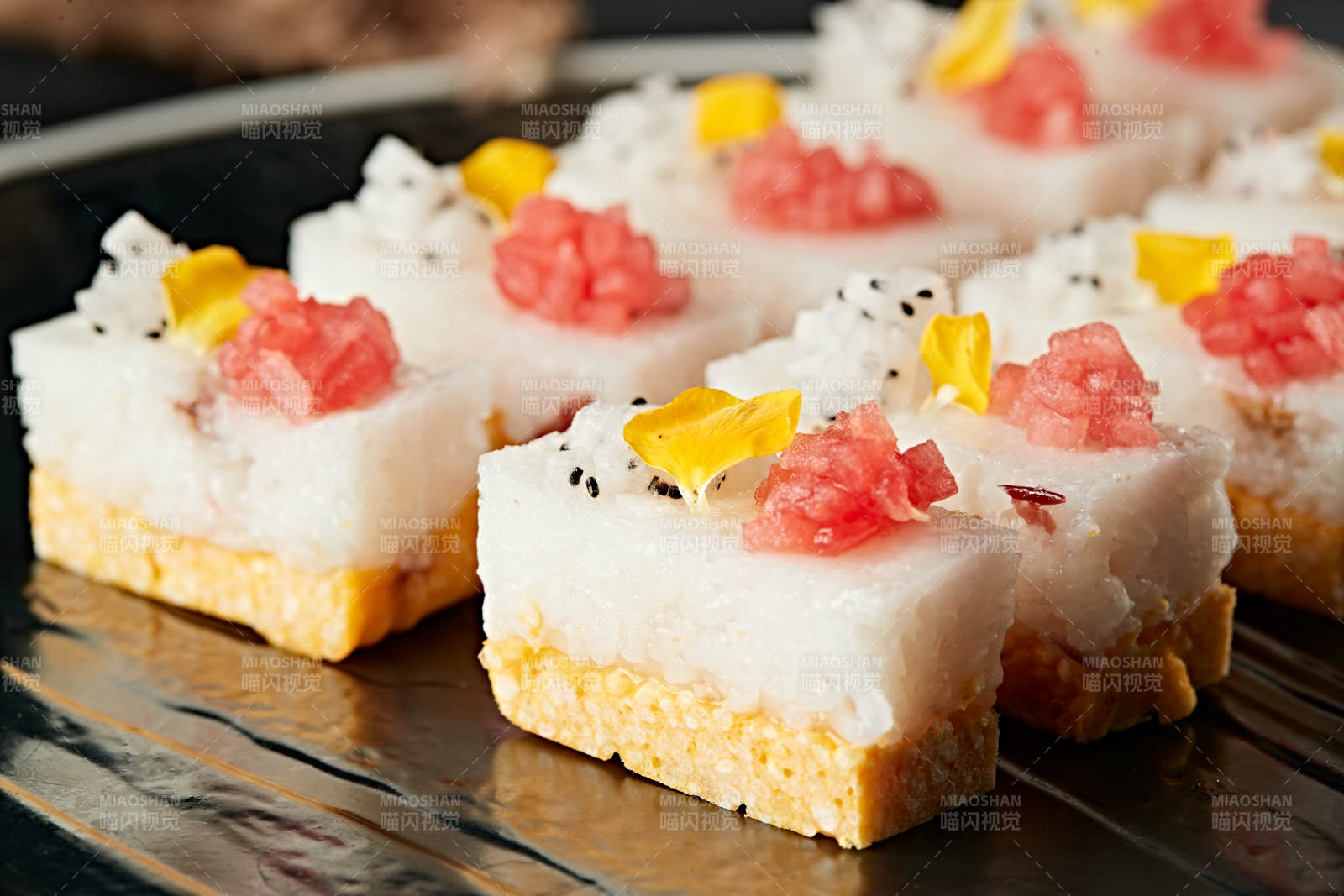 水果粒点缀的双色黍米糯糕图片