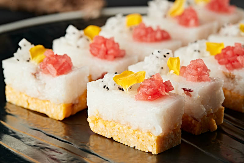 水果粒点缀的双色黍米糯糕图片