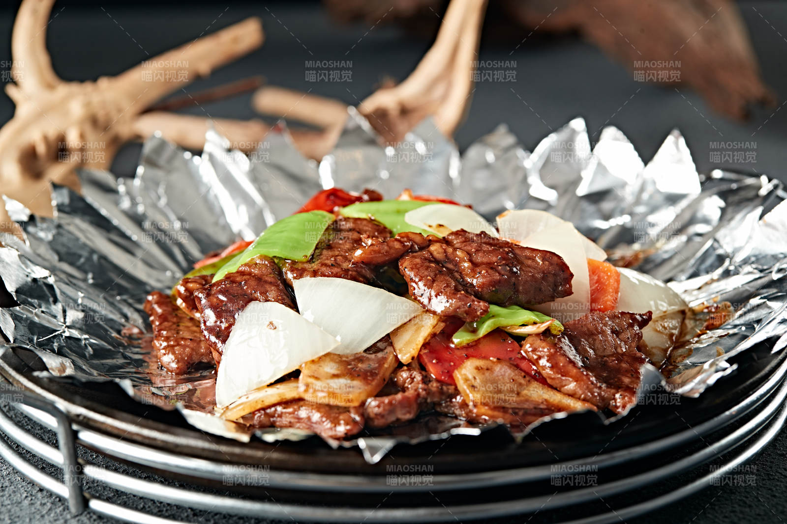铁板锡纸彩椒洋葱小牛排图片