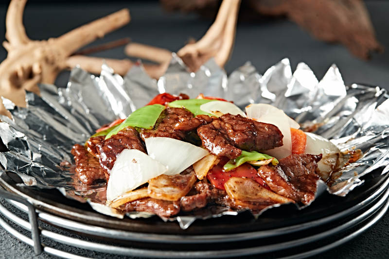 铁板锡纸彩椒洋葱小牛排图片