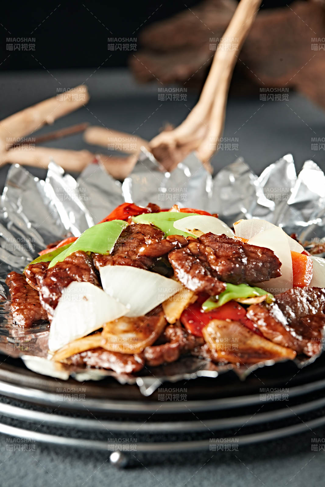 铁板锡纸彩椒洋葱小牛排图片