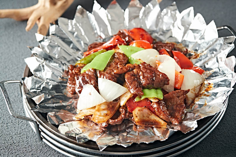 铁板锡纸彩椒洋葱小牛排图片