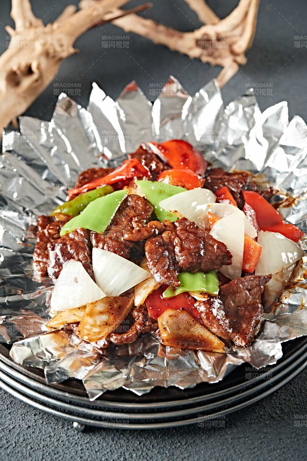铁板锡纸彩椒洋葱小牛排图片