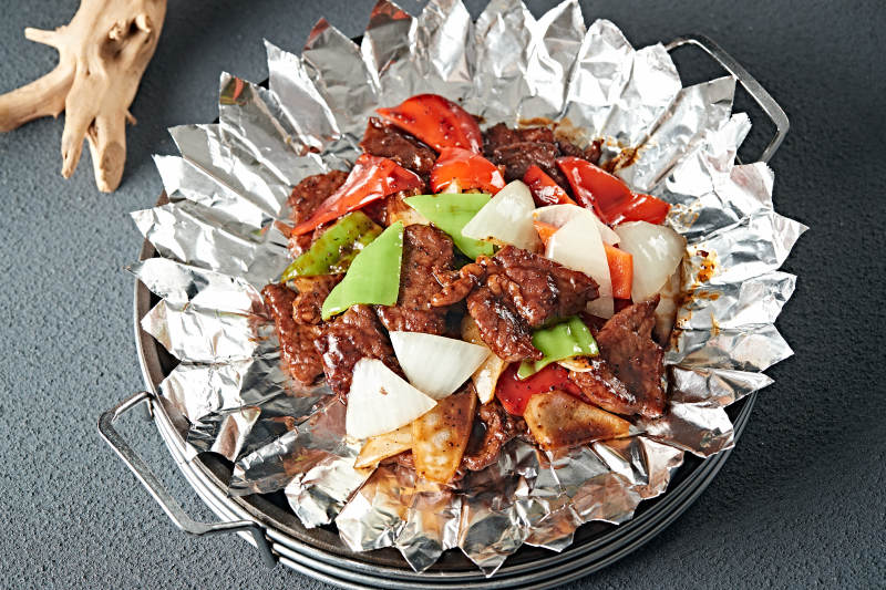 铁板锡纸彩椒洋葱小牛排图片