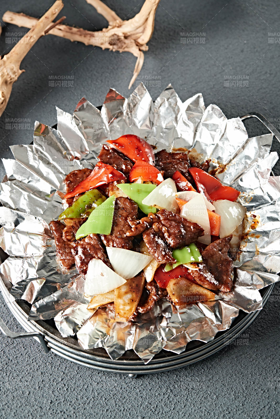 铁板锡纸彩椒洋葱小牛排图片