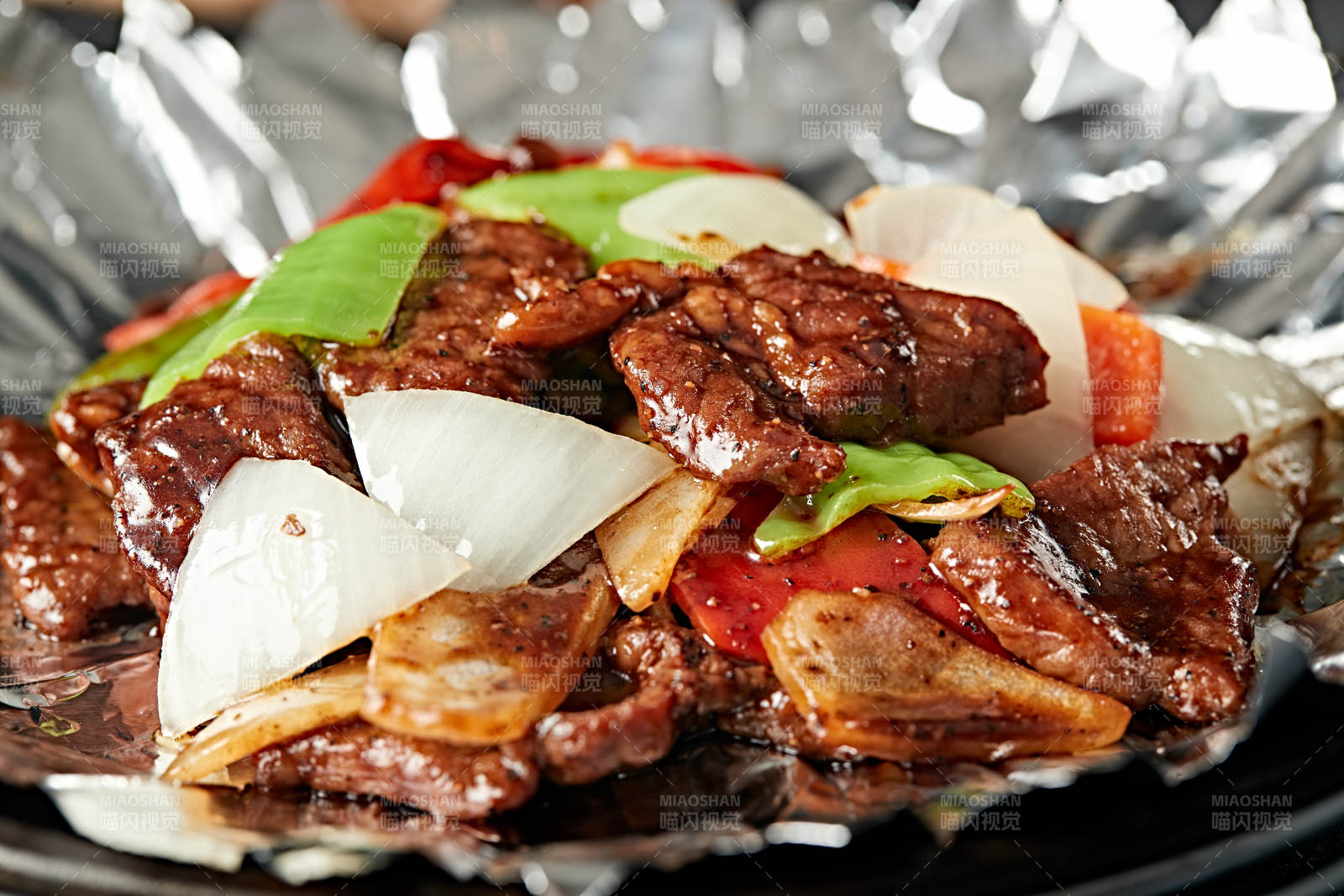 铁板锡纸彩椒洋葱小牛排图片