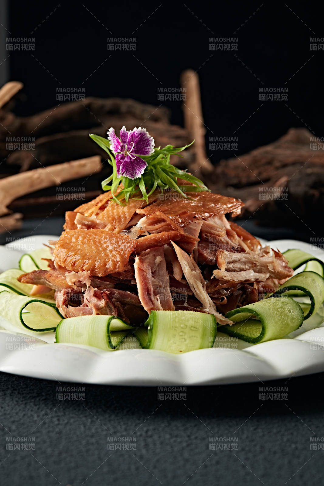 卤味传统手撕熏鸡图片