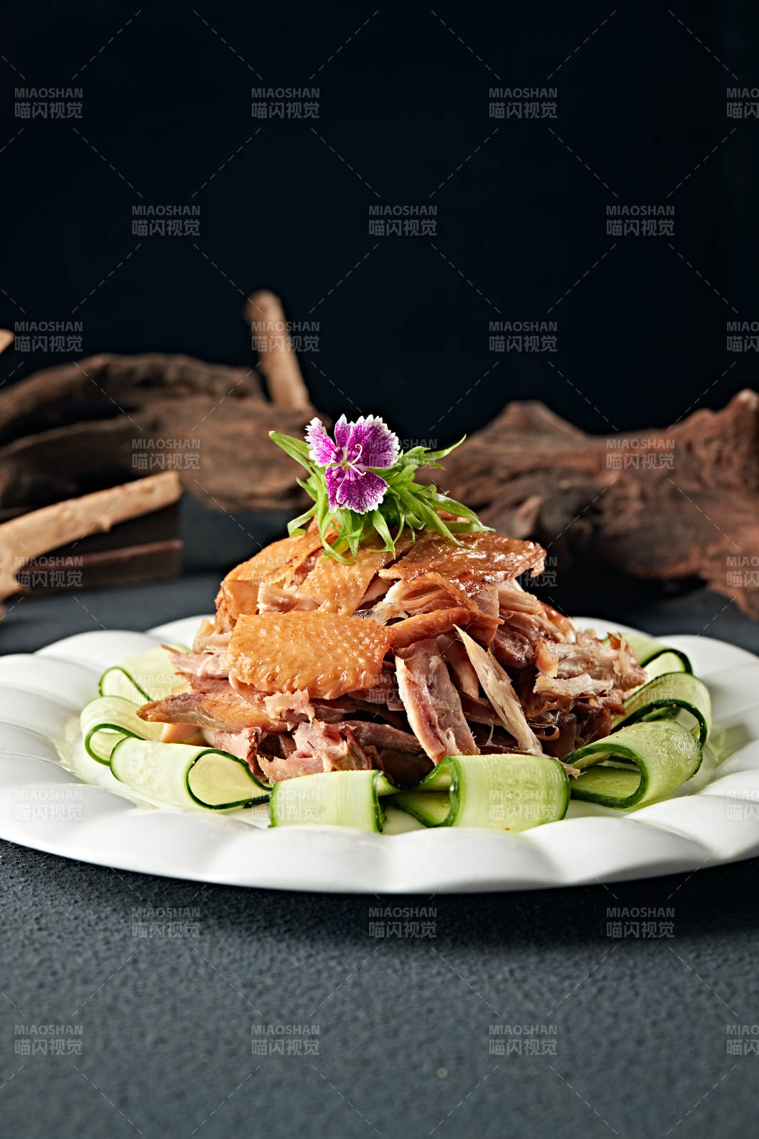 卤味传统手撕熏鸡图片