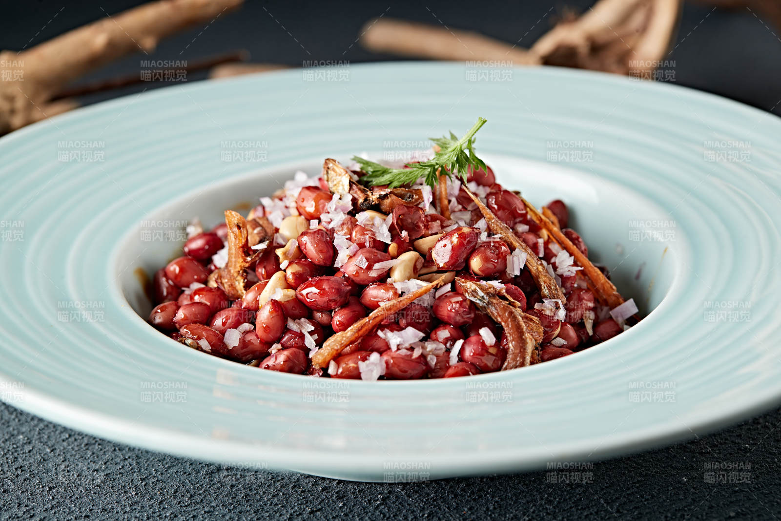 下酒小菜油炸花生拌小鱼干图片