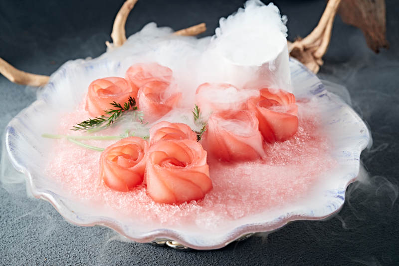 玫瑰三文鱼刺身冷盘图片
