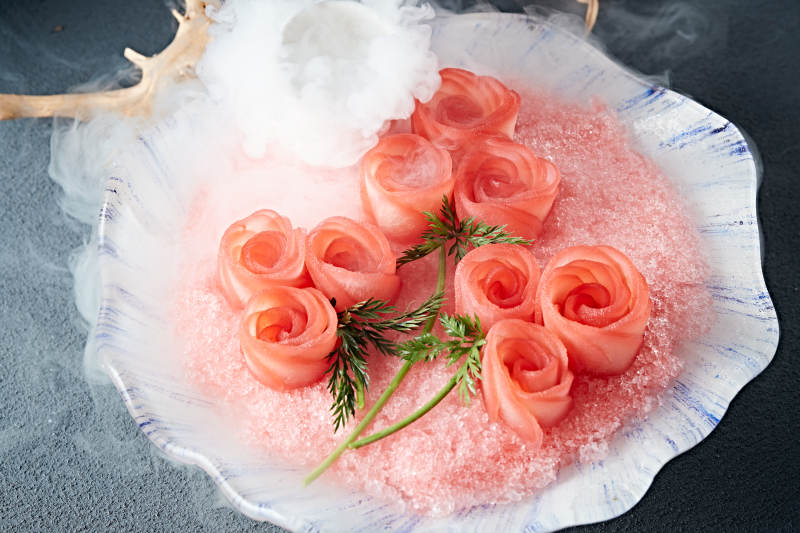 玫瑰三文鱼刺身冷盘图片