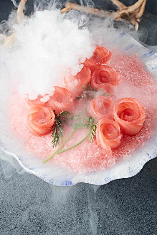 玫瑰三文鱼刺身冷盘图片