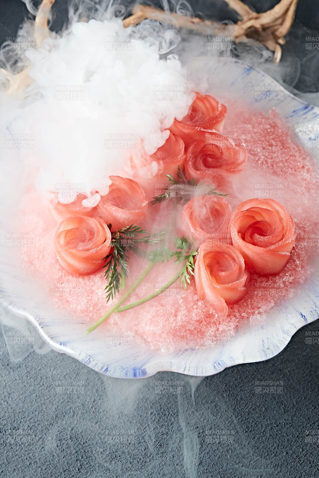 玫瑰三文鱼刺身冷盘图片