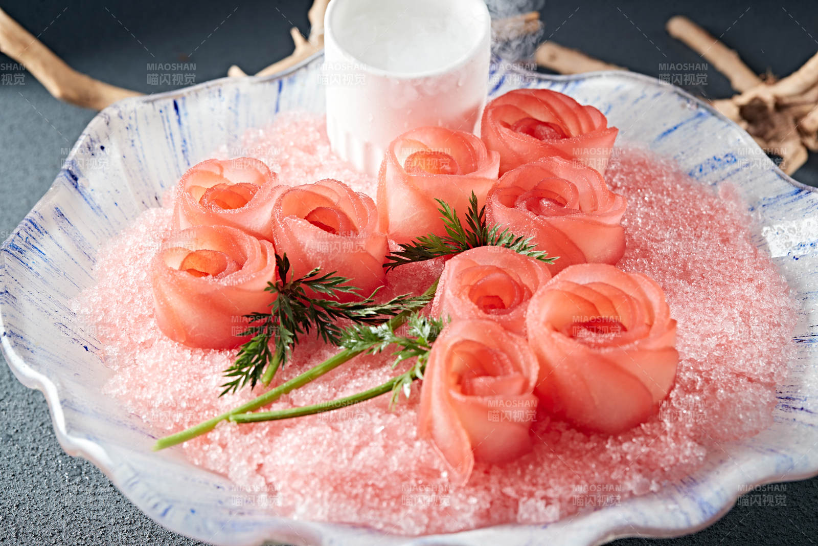 玫瑰三文鱼刺身冷盘图片