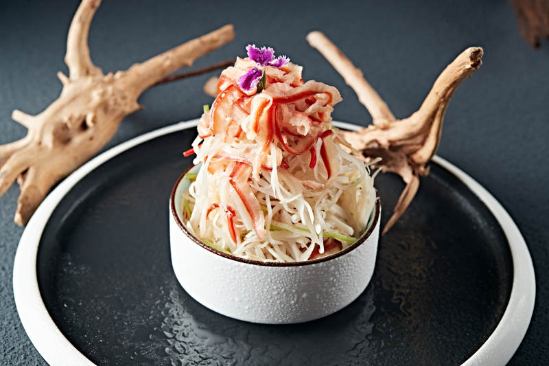 北极贝肉配腌芥菜丝图片