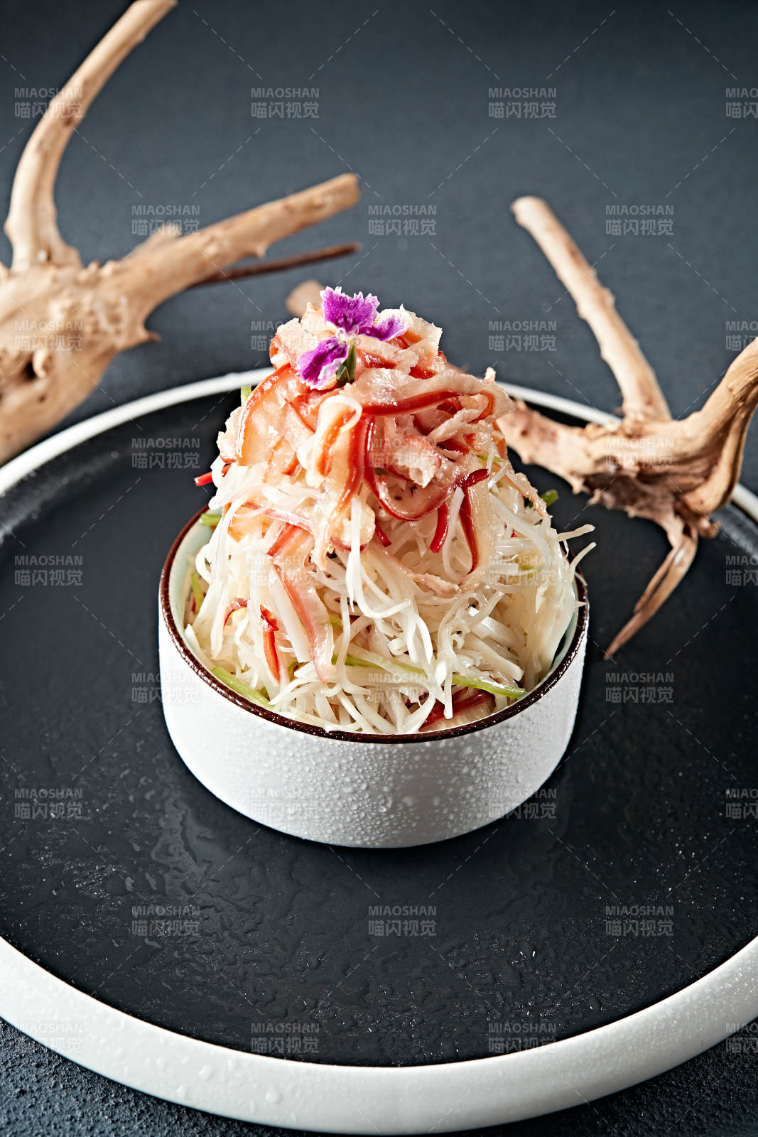 北极贝肉配腌芥菜丝图片