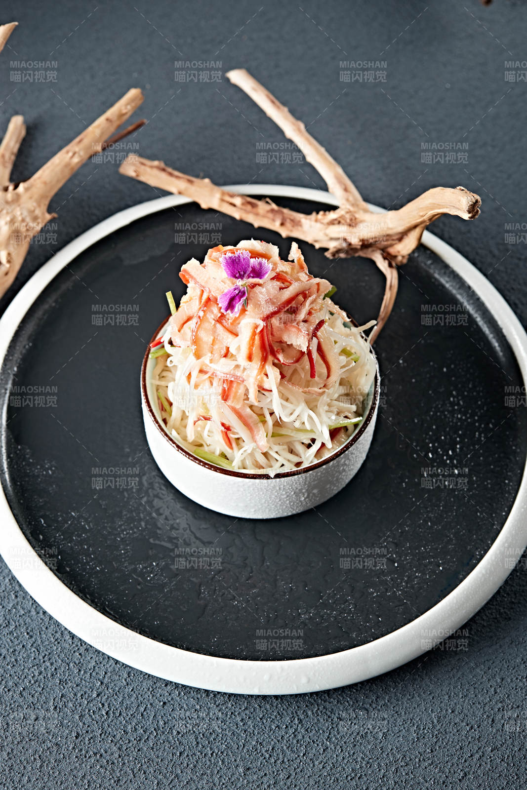 北极贝肉配腌芥菜丝图片