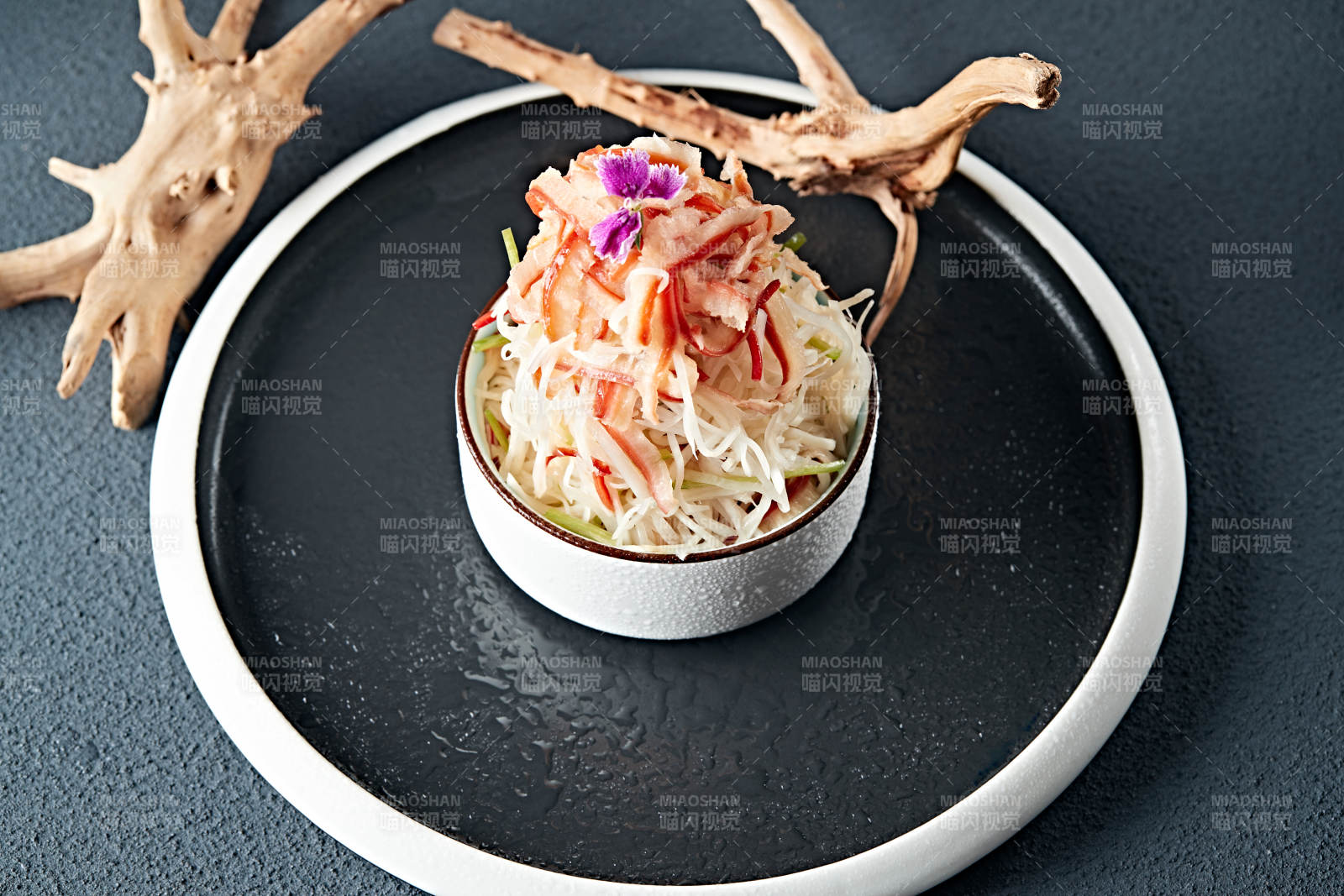 北极贝肉配腌芥菜丝图片