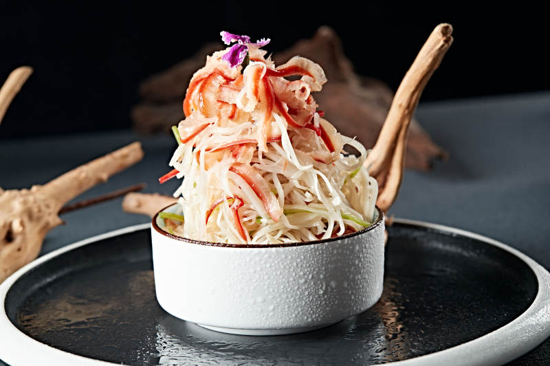 北极贝肉配腌芥菜丝图片