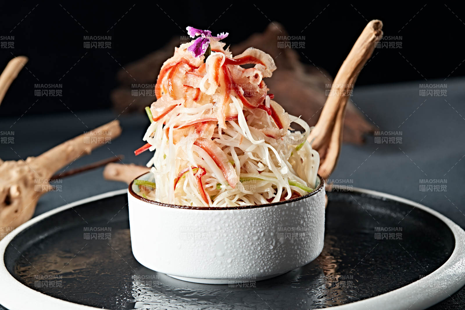 北极贝肉配腌芥菜丝图片