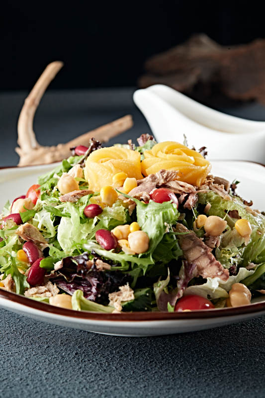 凯撒酱配生鲜蔬菜鸡肉沙拉图片