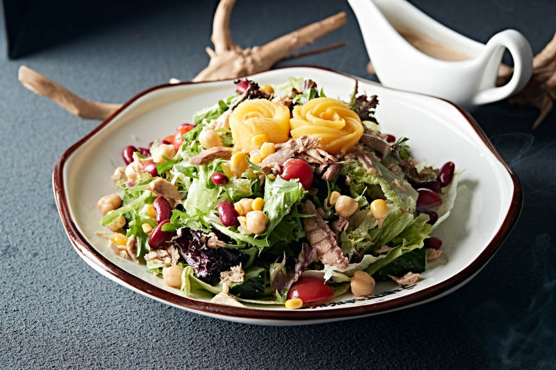 凯撒酱配生鲜蔬菜鸡肉沙拉图片