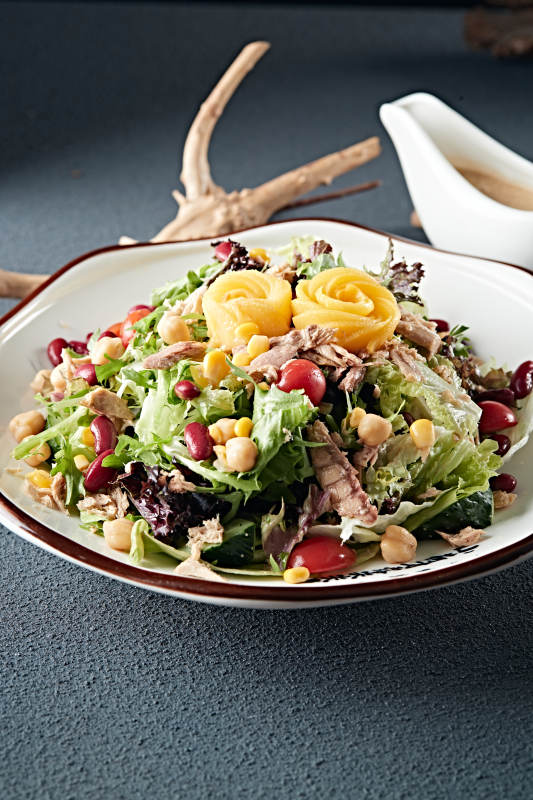 凯撒酱配生鲜蔬菜鸡肉沙拉图片