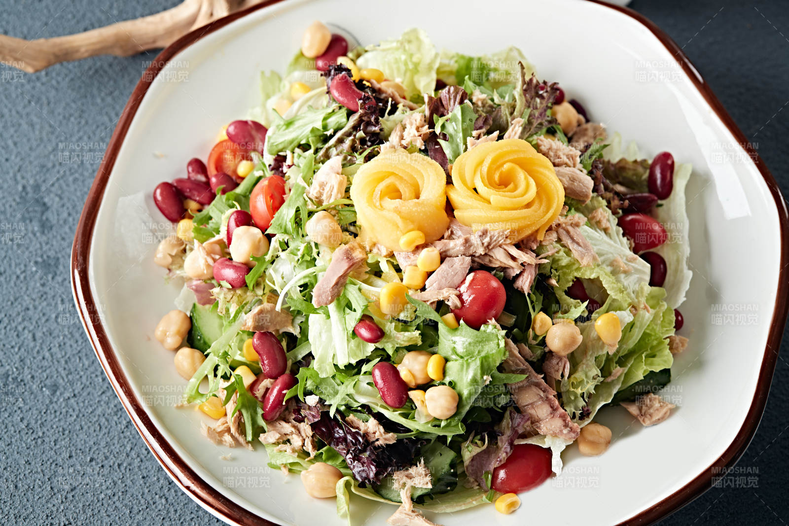 凯撒酱配生鲜蔬菜鸡肉沙拉图片