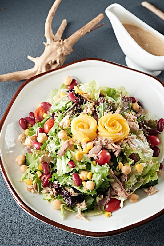 凯撒酱配生鲜蔬菜鸡肉沙拉图片