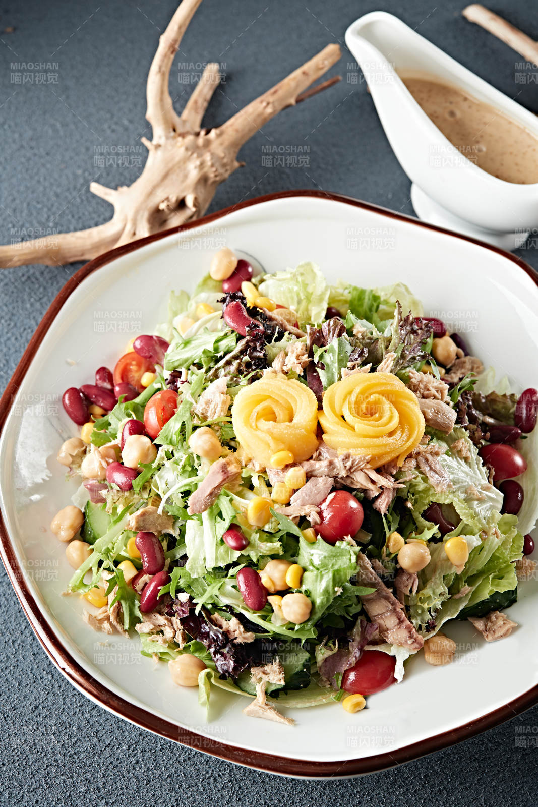 凯撒酱配生鲜蔬菜鸡肉沙拉图片