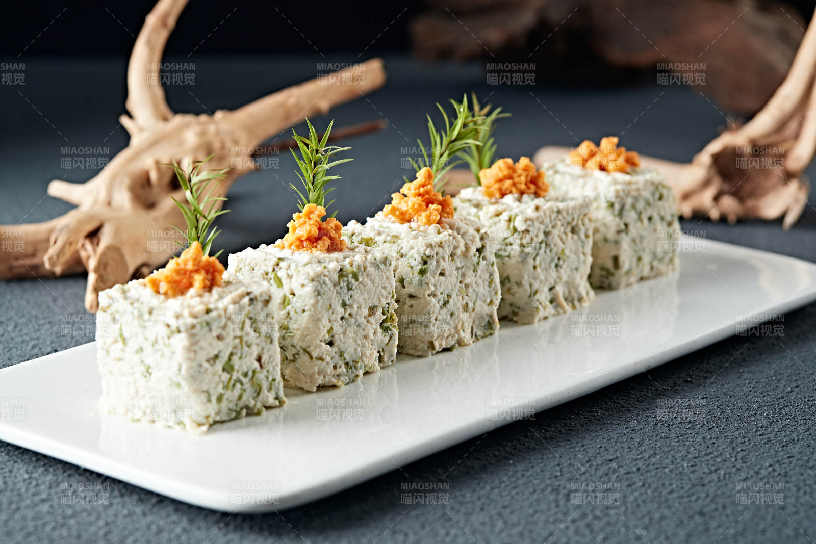 海胆肉配香椿拌豆腐图片