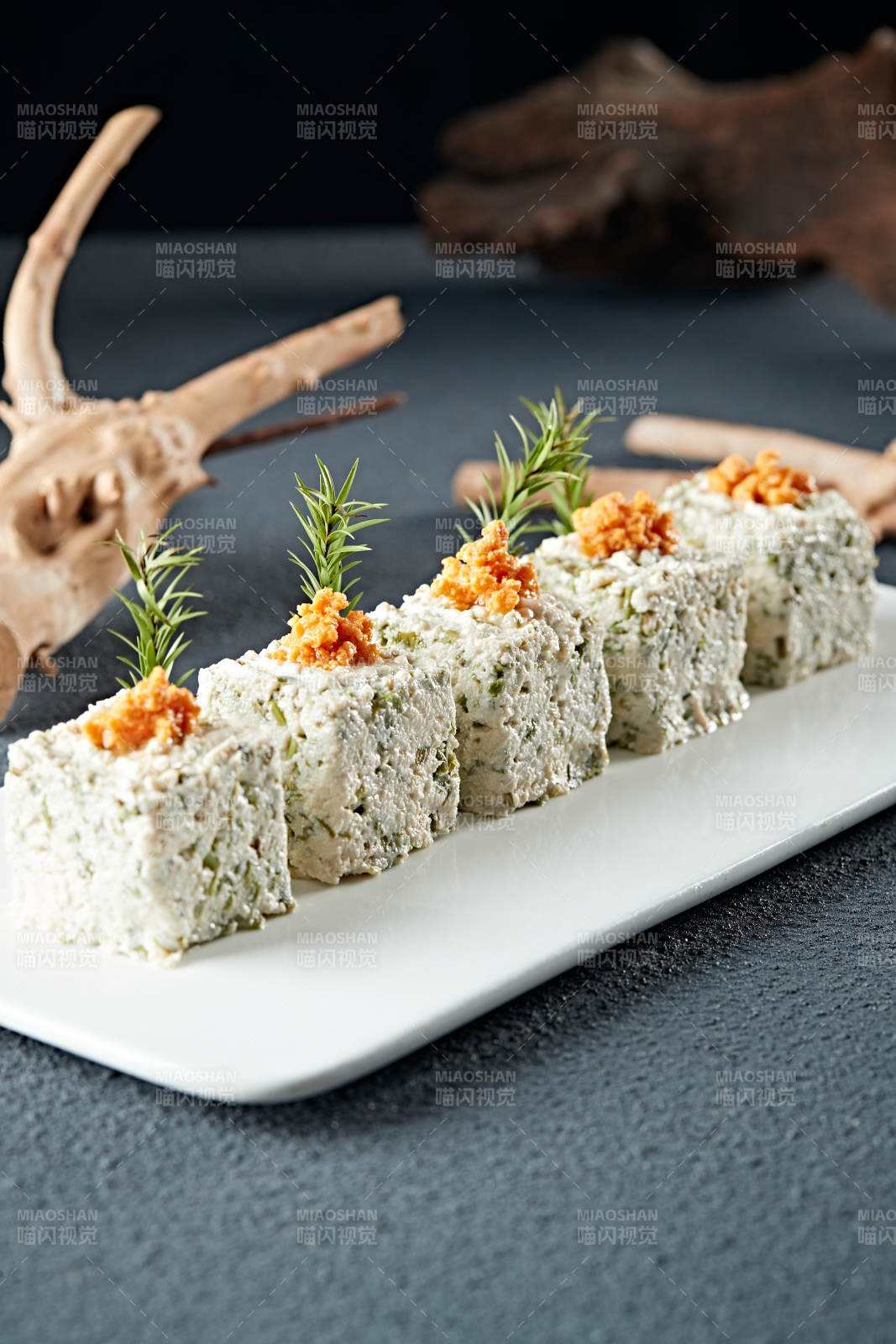 海胆肉配香椿拌豆腐图片