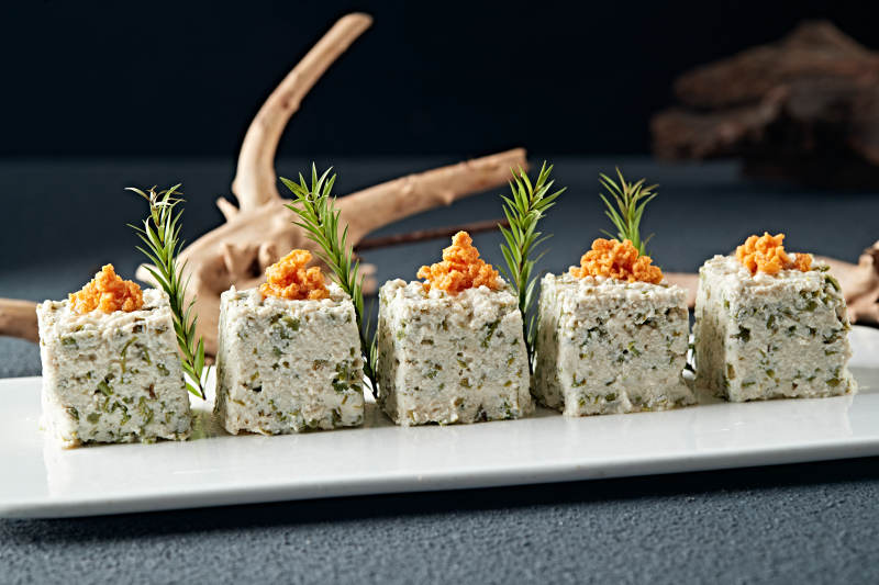 海胆肉配香椿拌豆腐图片