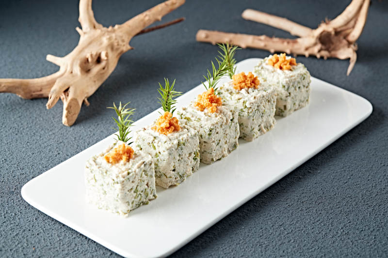 海胆肉配香椿拌豆腐图片